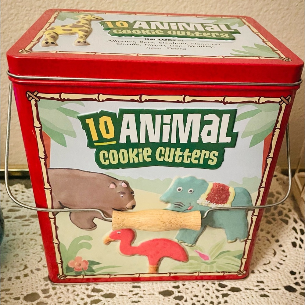 VINTAGE ZOO 10 ANIMAL COOKIE CUTTERS SET IN CUTE TIN, Never used new condition